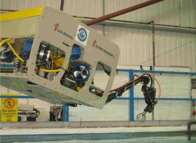 El  Liropus  en su primera inmersión en una piscina para su calibración.