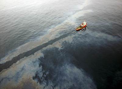 Un barco cruza la mancha causada por el vertido originado en la plataforma Casablanca.