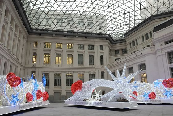 Las tres carrozas, en la sede del Ayuntamiento.