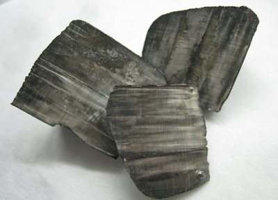 Trozos de litio metálico de la colección Dennis S.K.