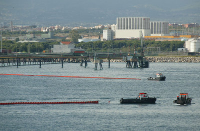 Una colisión entre buques causa el cuarto vertido en tres meses en Tarragona