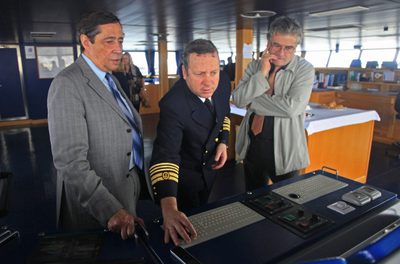 El capitan del  Sarmiento de Gamboa , David Domínguez, junto a Rafael Rodrigo, presidente del CSIC (izquierda), y Arturo Castellón (jefe de buques de la UTM) en el puente de gobierno.