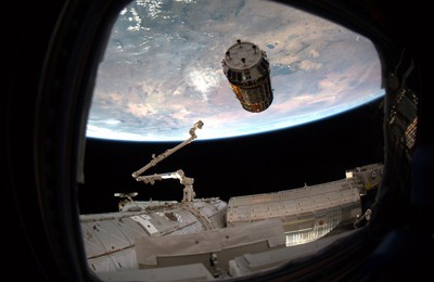 La nave de carga  Kuonotori 2  se acerca a la Estación Espacial Internacional, cuyo brazo robótico se prepara para engancharla.