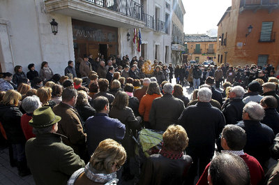 Concentración ayer frente al Ayuntamiento de Campo de Criptana (Ciudad Real) en repulsa por la última fallecida a manos de su pareja en lo que va de año