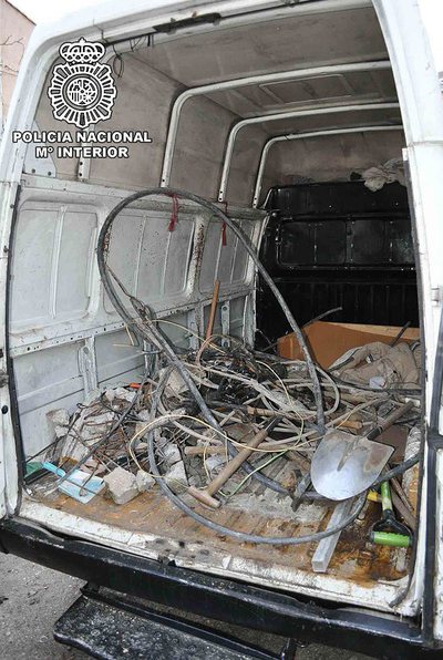 El interior de la furgoneta con el cobre sustraído de la antigua subestación eléctrica de Usera.