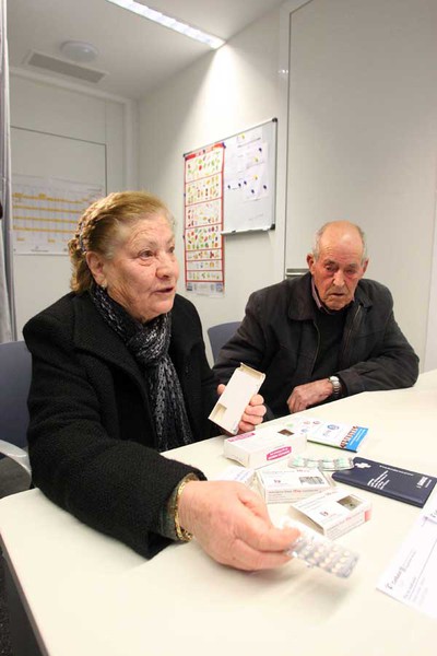 Ramona Fuentes, de 78 años, acude al Centro de Atención Primaria (CAP) de Salt (Girona).