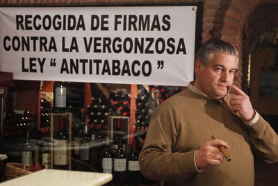 José Eugenio Arias-Camisón se fuma un puro en su asador de Marbella.