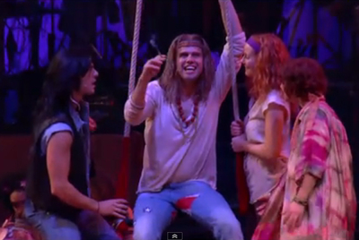 Escena del musical  Hair  en la que un actor fuma, procedente del canal oficial de la obra en Youtube
