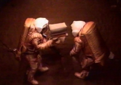 Dos de los tripulantes de la misión simulada a Marte  Mars 500  durante su salida a la 'superficie marciana'.