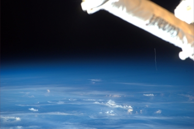 Imagen tomada desde la ISS por el astronauta Paolo Nespoli, el pasado 16 de febrero, pocos minutos después del lanzamiento del carguero  Johannes Kepler , en la que se aprecia el rastro de gases del cohete Ariane-5 justo debajo del brazo articulado de la estación (arriba  a la izquierda).