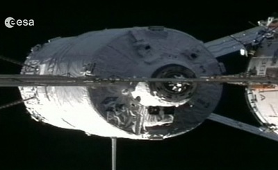 El carguero europeo  Johannes Kepler>i>, a punto de atracar en la Estación Espacial Internacional. 