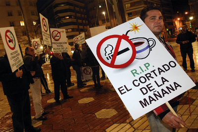 Cornellà rebaja las tasas para instalar terrazas para amortiguar el efecto de la ley antitabaco