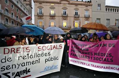 Concentración contra los recortes y los barracones escolares frente al Palau de la Generalitat en Valencia.