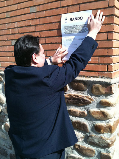 Colocación del banco municipal en el que se convoca a los vecinos a concentrarse mañana por la muerte de la mujer.