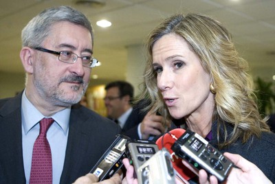 La ministra de Ciencia e Innovación, Cristina Garmendia, junto al consejero andaluz del ramo, Antonio Ávila,  momentos antes de la entrega de la primera edición del Premio de Investigación del Centro de Investigaciones Científicas Isla de la Cartuja (cicCartuja) en Sevilla.