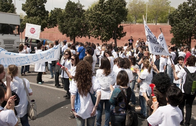 Médicos, enfermeras y camilleros del hospital del Mar de Barcelona cortando la Ronda del Litoral en protesta contra los recortes en la sanidad catalana.