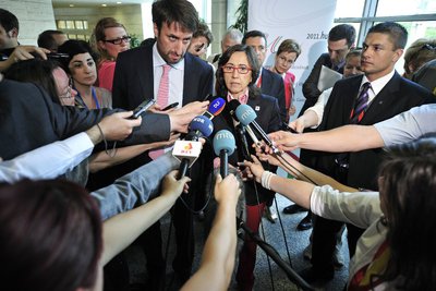 La ministra de Agricultura, Medio Rural y Marino, a su llegada a la reunión con sus homólogos europeos que tiene lugar hoy en la que están discutiendo las consecuencias de la propagación de la bacteria  E. coli .