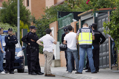 Agentes de policía ante el domicilio de la víctima en Móstoles.
