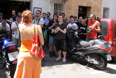 Susana, la inquilina que iba a ser desahuciada, recibe el apoyo de los concentrados ante la vivienda.