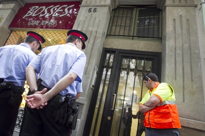 Los Mossos d'Esquadra frente a la vivienda en Barcelona de la mujer asesinada a manos de su pareja.