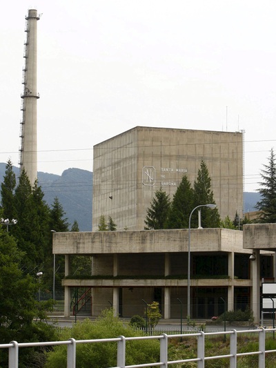 Imagen de la torre de la planta nuclear de Santa María de Garoña (Burgos).
