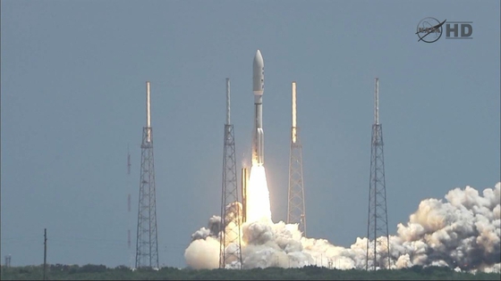 Despegue del cohete Atlas V en la base espacial de cabo Cañaveral (Florida) con la nave  Juno  que se dirige a Júpiter.
