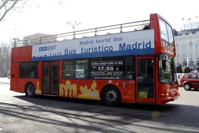 Un autobús turístico pasea a los visitantes por el centro de la capital.