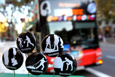 Chapas que reflejan actos incívicos y de delincuencia en Barcelona.