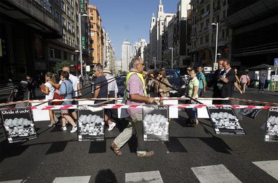 Activistas de Ecologistas en Acción demuestran la cantidad de espacio que usa un coche.