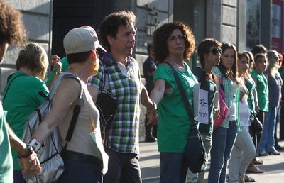 Cadena humana alrededor de la Consejería de Educación para seguir protestando por los recortes.