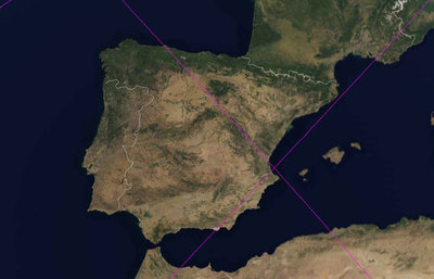 Órbitas del satélite  UARS  sobre España en el margen de tiempo de caída según la proyección de la empresa espacial española Elecnor-Deimos. La primera, a las 21.30 de hoy, es ascendente de oeste a este y entra por Almería saliendo por Valencia; la segunda, a las cinco de la mañana del sábado, es descendente y entra por Asturias.