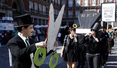 Las tijeras del recorte y el  cadáver  de la educación, en un féretro, en la plaza Mayor de Madrid.