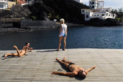 Un grupo de bañistas hoy en el pueblo de La Restinga, al sur de El Hierro, cerca de donde se ha detectado una posible erupción volcánica.