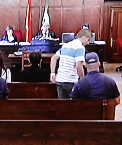Miguel Carcaño se levanta para declarar en el juicio por la muerte de Marta del Castillo.