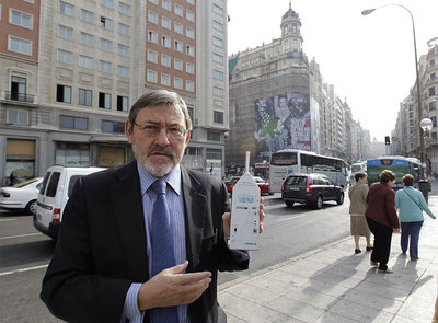 Jaime Lissavetzky muestra los altos niveles de contaminación acústica con un medidor de decibelios.