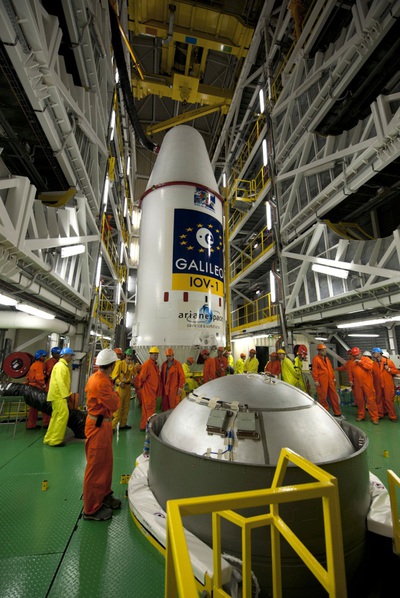 El Soyuz VS01  está preparado en la plataforma de lanzamiento en el puerto espacial europeo en Kourou, Guayana Francesa.