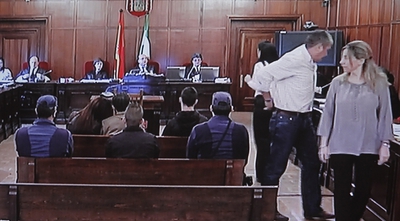 La madre de la víctima mira a los acusados de matar a su hija, tras declarar