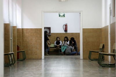 Alumnos del instituto Beatriz Galindo en el pasillo durante la jornada de paros.