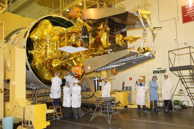 Colocación de la sonda  Phobos-Grunt , con destino a Marte, en el cohete Zenit que la ha lanzado al espacio desde la base de Baikonur, en Kazajstán.