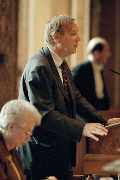 Los ministros de Justicia de Holanda Benk Korthals y Sanidad, Els Borst, defienden en la Cámara Alta del Parlamento holandés la nueva Ley de Eutanasia, en La Haya.