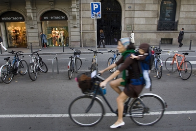 Una usuaria de la bicicleta circulando por el carril bici de la Diagonal de Barcelona.