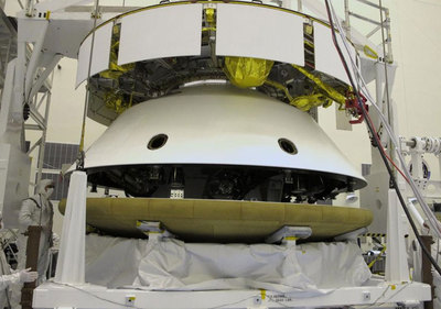Montaje de la cápsula en forma de concha de 4,5 metros de diámetro dentro de la cual viajará el  Curiosity  hasta Marte.