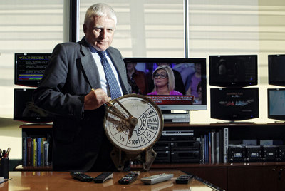 Paolo Vasile, al timón de Telecinco. El antiguo medidor náutico fue un regalo de sus  gladiadores .