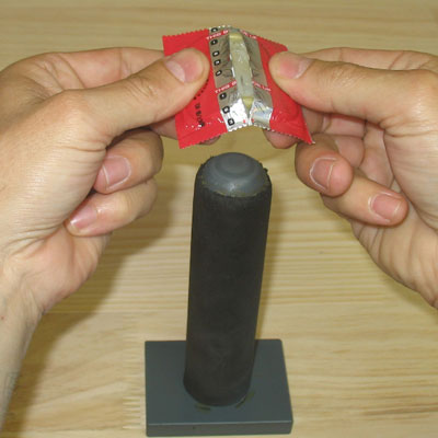 Demostración del uso del nuevo modelo de preservativo cedida por Pronto.