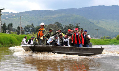 El presidente de Colombia, Juan Manuel Santos (derecha), navega por las aguas desbordadas del río Bogotá en la zona rural de Chía (Colombia). Este país pedirá en la cumbre de Durban 