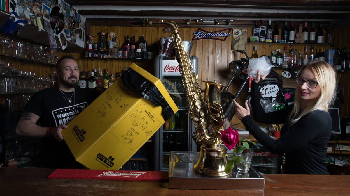 Eduardo Sánchez y Natalia Kostrzewa en la barra del Starway Rock, el bar que regentan en Alcalá de Henares (Madrid).