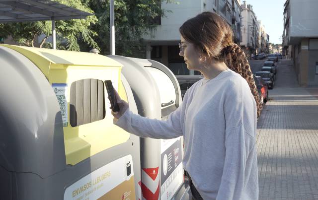 Una ciudadana utilizando el sistema Reciclaje 5.0.