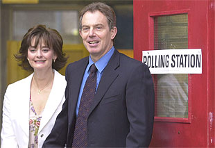 Tony Blair y su mujer, Cherie, salen de un colegio cercano a su residencia de Downing Street tras depositar su voto.