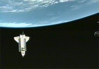 El transbordador  Endeavour , en órbita alrededor de la Tierra, después de desengancharse de la la Estación Espacial Internacional.