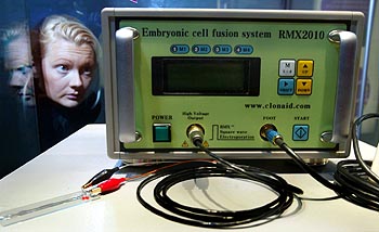 Una empleada del Museo de la Ciencia de Londres observa la  máquina de la 'fusión celular embrionaria'.